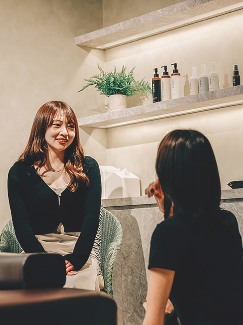女性客とセラピストのカウンセリングの様子