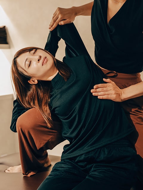 セラピストによるストレッチの様子