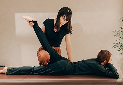 セラピストによる股関節のストレッチの様子