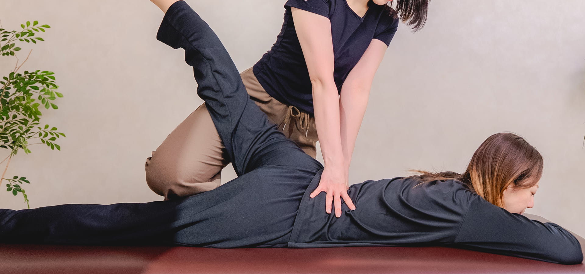 セラピストによる股関節のストレッチの様子