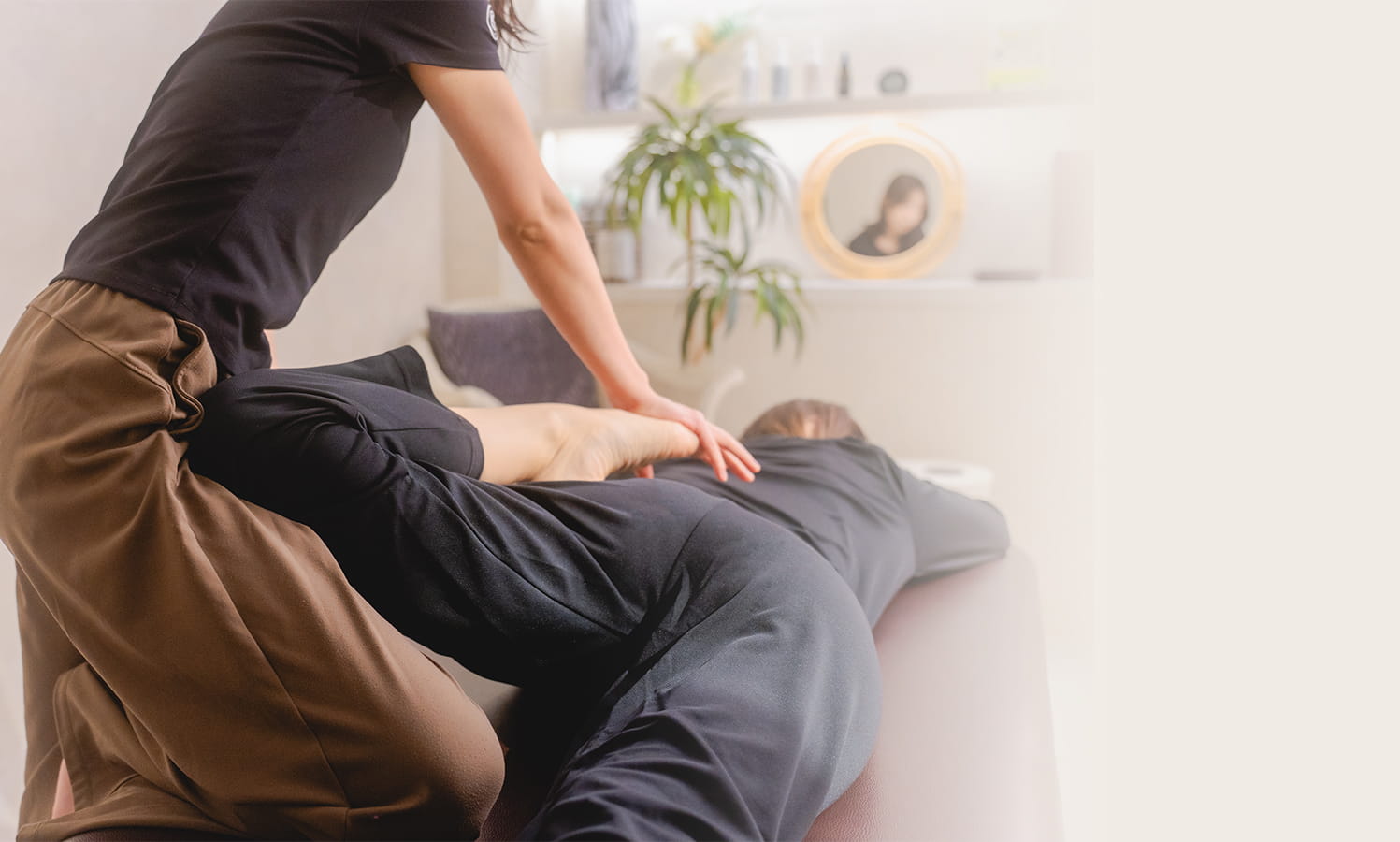 セラピストによる肩のストレッチの様子