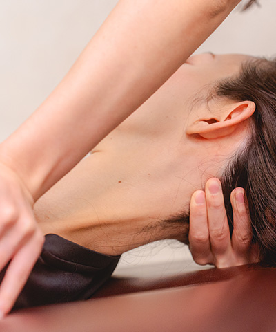 セラピストのよるストレッチの様子