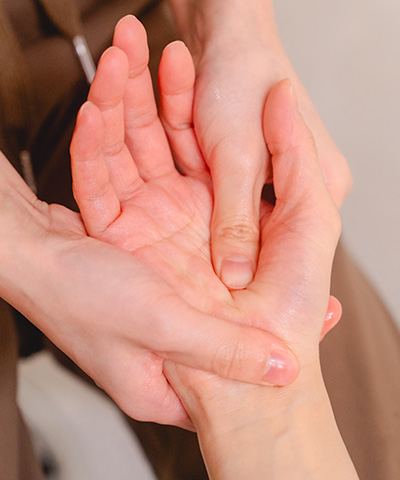 セラピストのよるハンドケアの様子