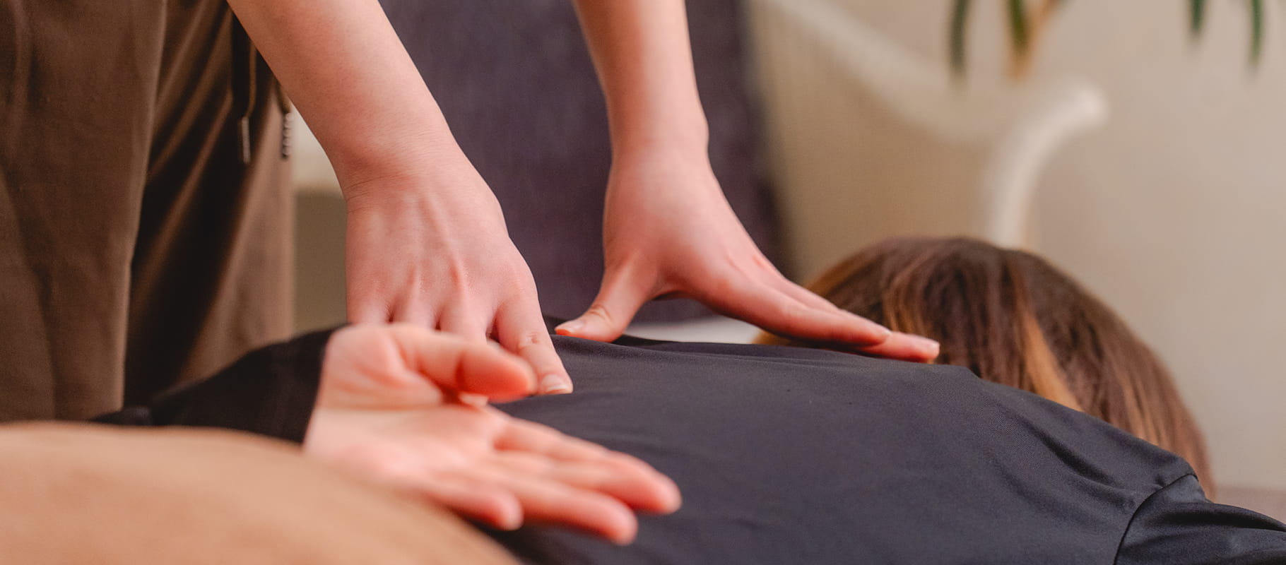 セラピストによヘッドマッサージの様子