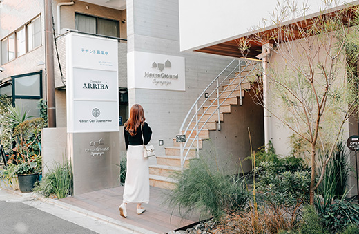 1Fにカフェのあるビルが目印