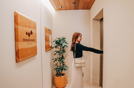 階段は上がらず奥のエレベーターを利用